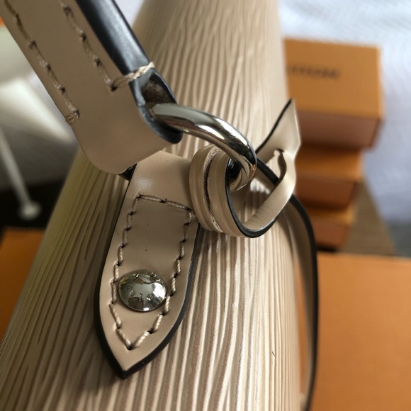 Louis Vuitton Cluny MM - Picture 7 of 16